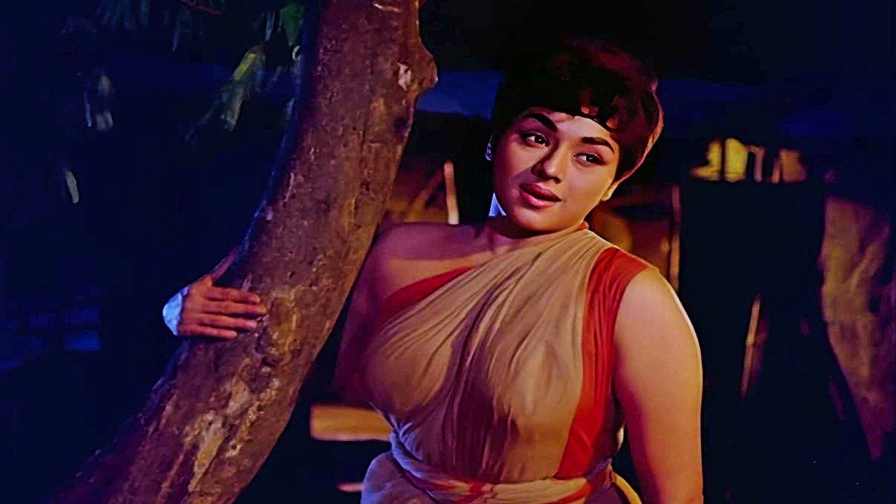 १९७० में राज कपूर ने में पद्मिनी को ऐसे चित्रित किया की लोगो में बवाल मच गया | Mera Naam Joker