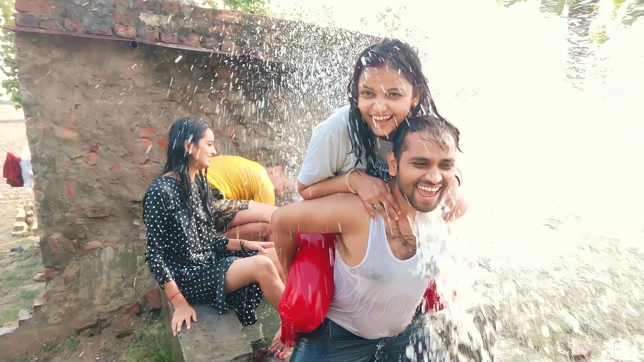 खुलेआम मजे से नहाना इसे कहते है 🏊 | गांव के Tubewell में  ठंडे पानी से  नहा के मजा आ गया  😍