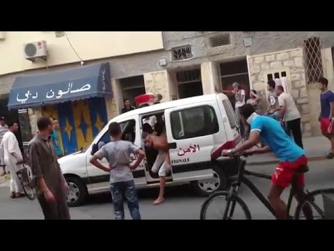 شاهد لحظة هروب مشرمل من سيارة الشرطة في المغرب هههههههه police marocain