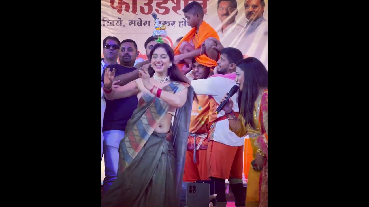இவளோ பேர் முன்னாடி தொப்புள் காட்டுறதுக்கு ஒரு தைரியம் வேணும் #deepikasinghgoyal #navel #thoppul#tami