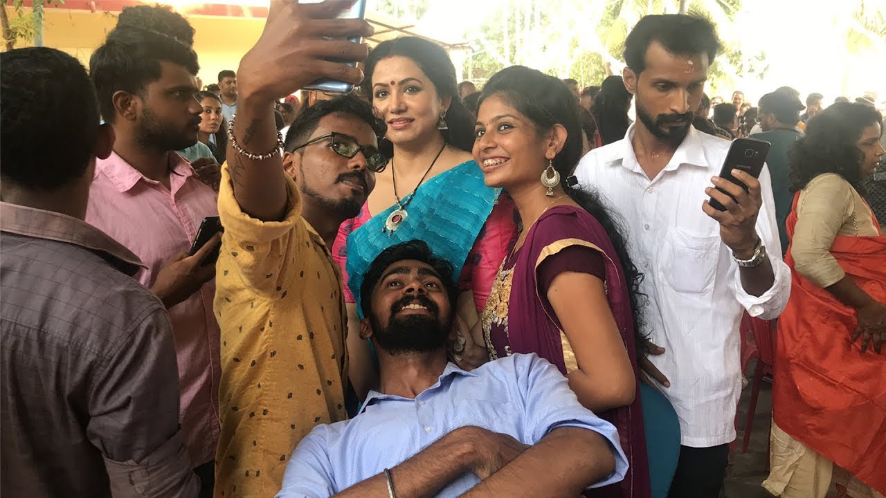 നടിയുമോത്ത് യുവാവിന്‍റെ വെറൈറ്റി സെല്‍ഫി | Actress Sheelu Abraham with her fans