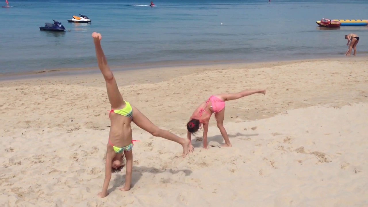Гимнастика на пляже в Таиланде *Gymnastics on the beach in Thailand*