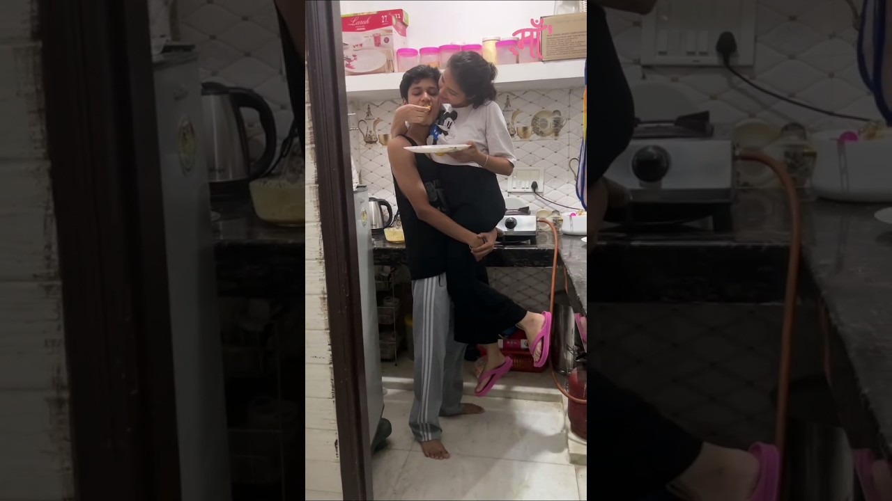 मां को उठा लिया मैने @Suhanakhan2025 Rachana santoor Mom and son Viral Instagram Mummy #shorts