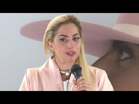 レディー・ガガ、着物を贈られて涙（会見　ジョアン／レディー・ガガ）