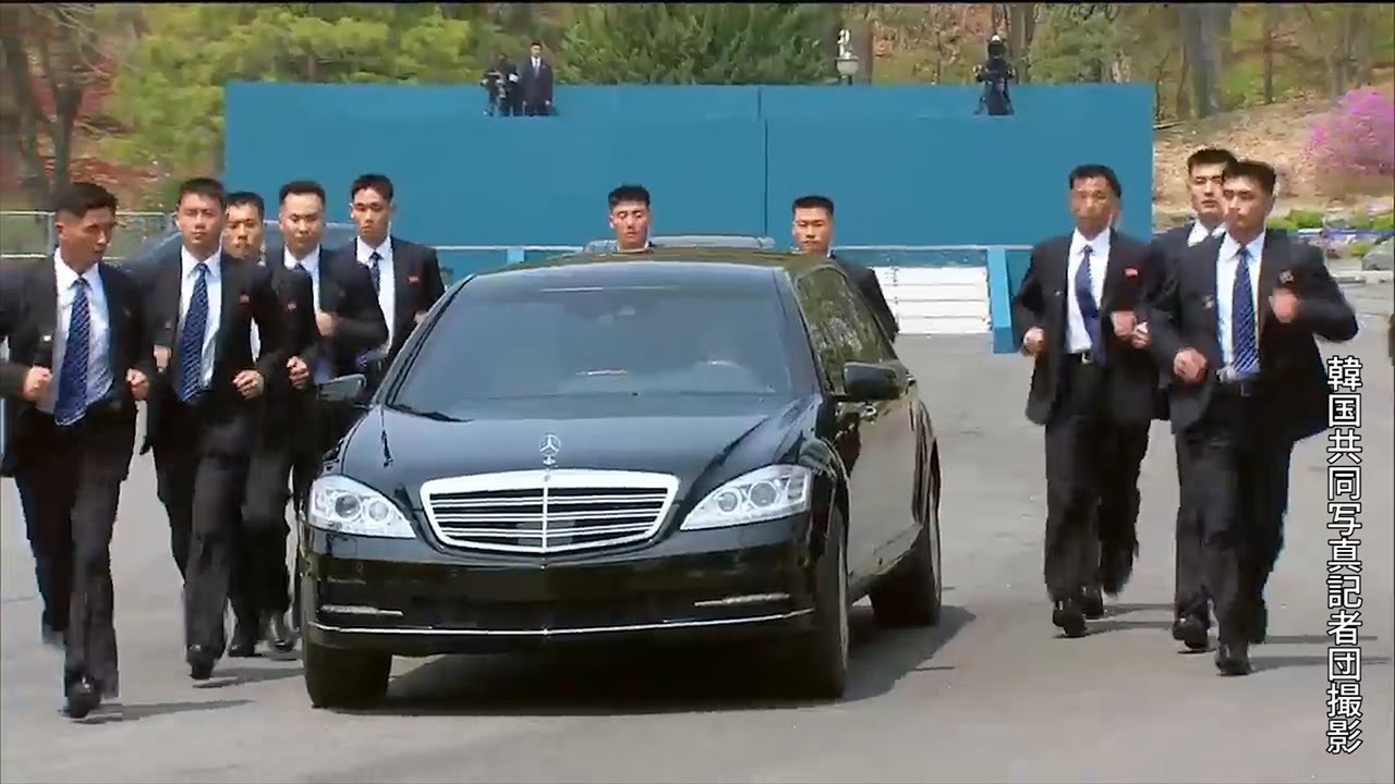 屈強な男が車と並走…過剰でも金正恩氏守れ