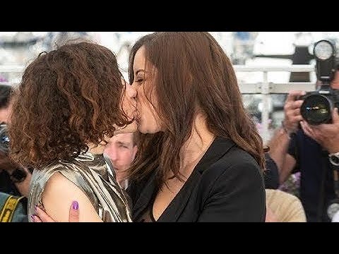 قبلة بين ممثلتين مغربيتين في مهرجان كان، وهكذا كان التبرير