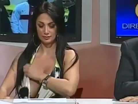 Итальянская ведущая Marika Fruscio еле совладала с грудью.