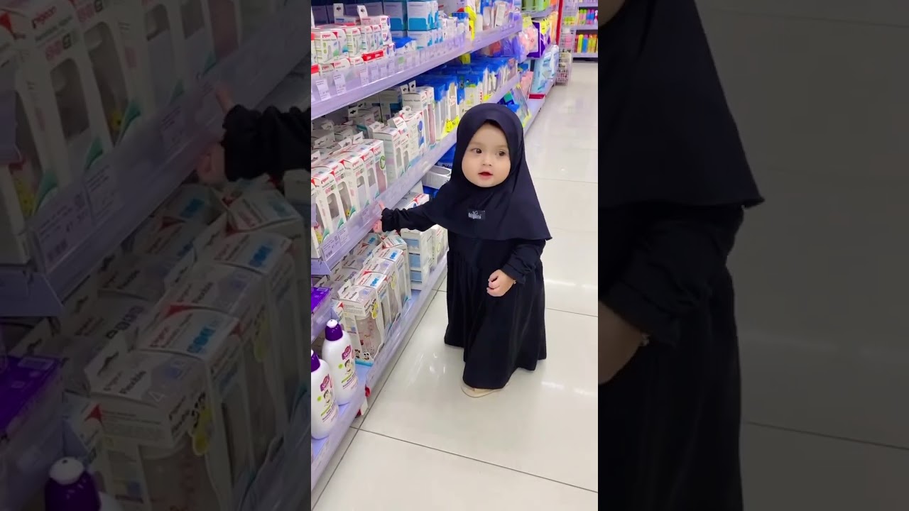 🌸 Adorable Baby Girl in Hijab: Spreading Joy in the Supermarket #adorablebaby #hijabi #cute