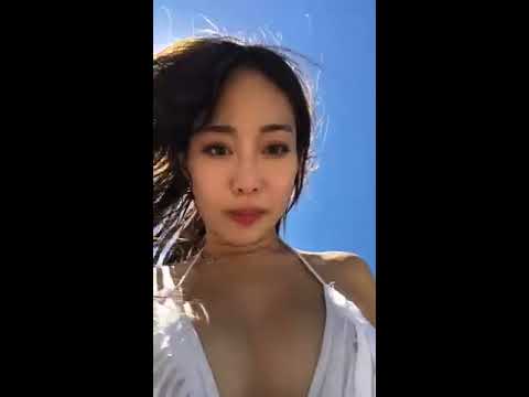 看看誰在線上 At Swimming Pool | Philippine Model