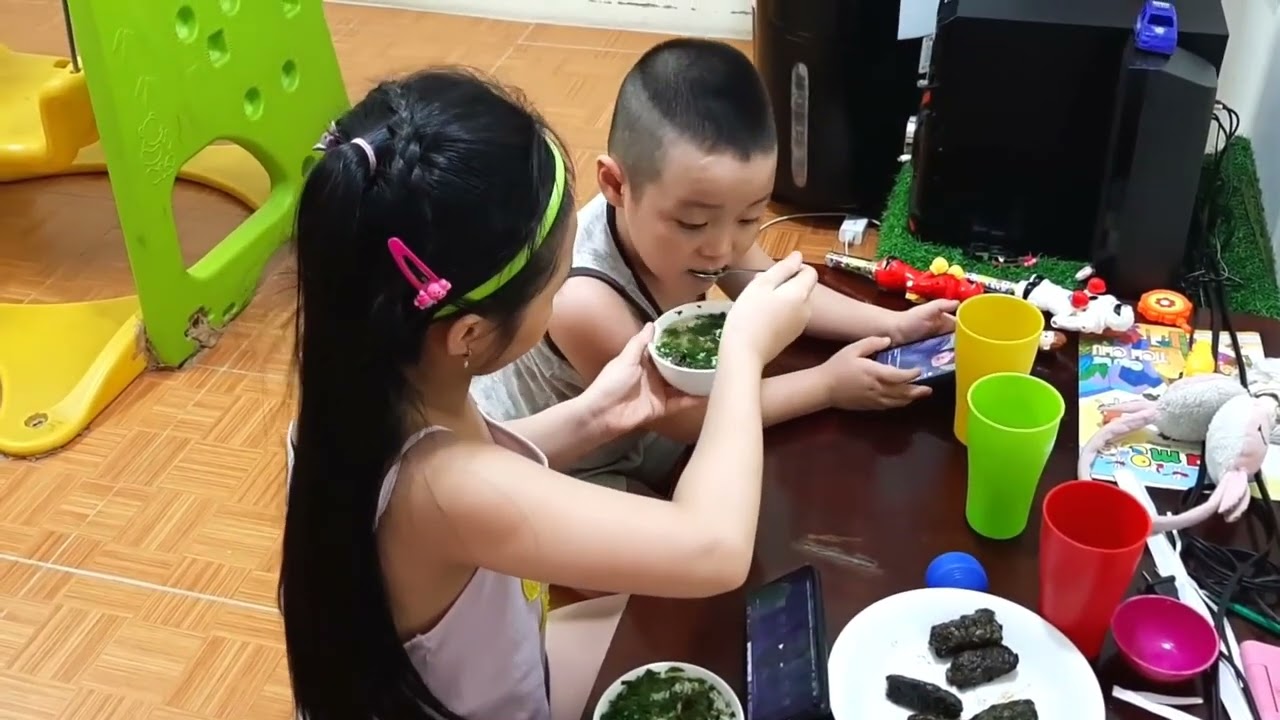 📹 Chị Silent Sea nấu cơm canh chả lá lốt thịt và bóc vải cho Gia Linh em Cò ăn