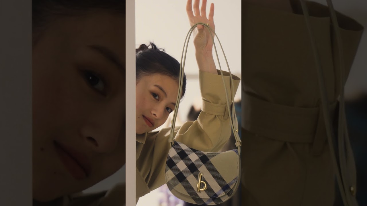 【出口夏希×田鍋梨々花】「バーバリー」のアイコンバッグを使ってスタイリングに挑戦！｜ ELLE Japan