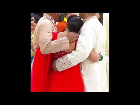 भाई Full advantage ले रहा 😜😂 Kajol Amazing Hug looking Hot | Kajol oops moment