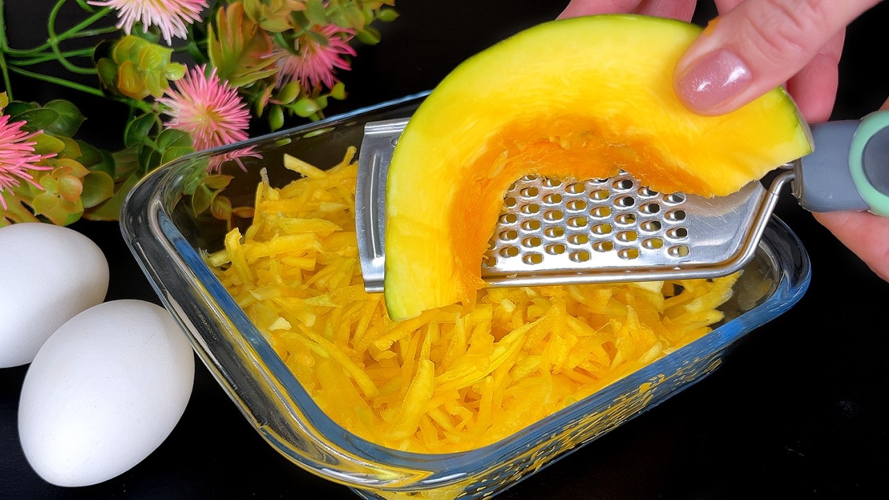 🎃🔥 Just grate the pumpkin and add 2 eggs! My grandma's favorite recipe