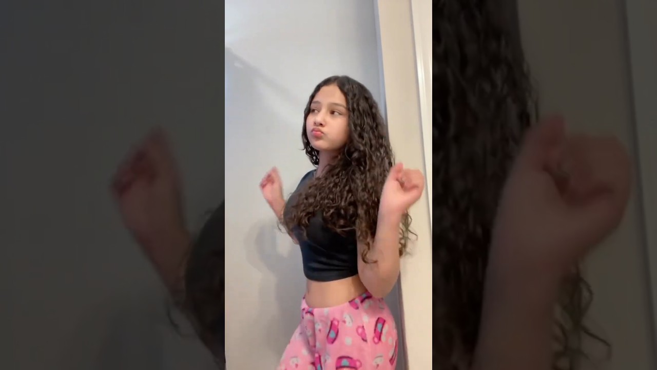 🤭 #latina #teen #twerk #dance #milliebobbybrown #jennaortega #novinha #love #tiktok stefany cruz