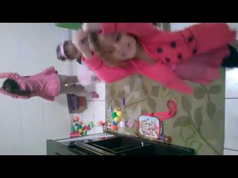 02 Anos - Dançando com meninas em casa