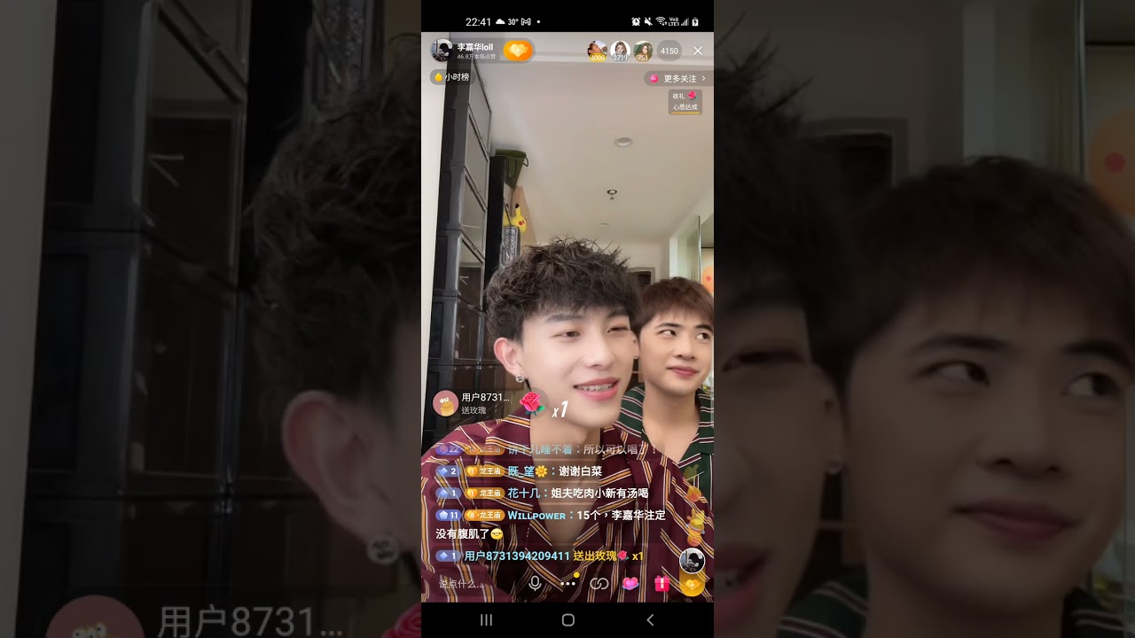 150721 Lai jiaxin tell his friends that their cat (lao wan) doesn't like being touch by them 🤣😂
