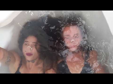 2 girls underwater breathhold bathtube