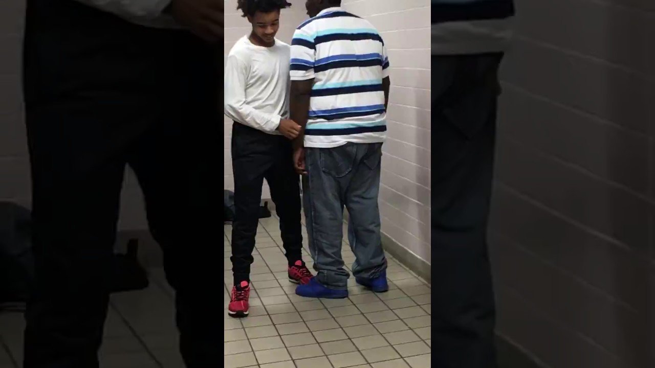 2 kids slap boxing in school