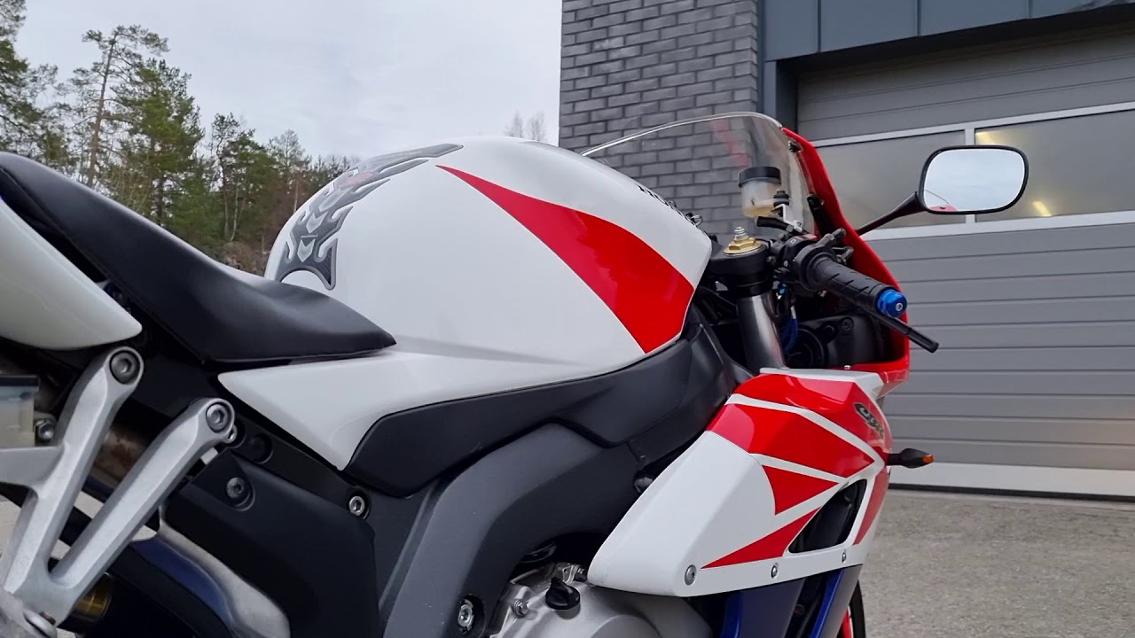 2004 Honda CBR1000RR Fireblade LeoVince cold engine start and walkaround