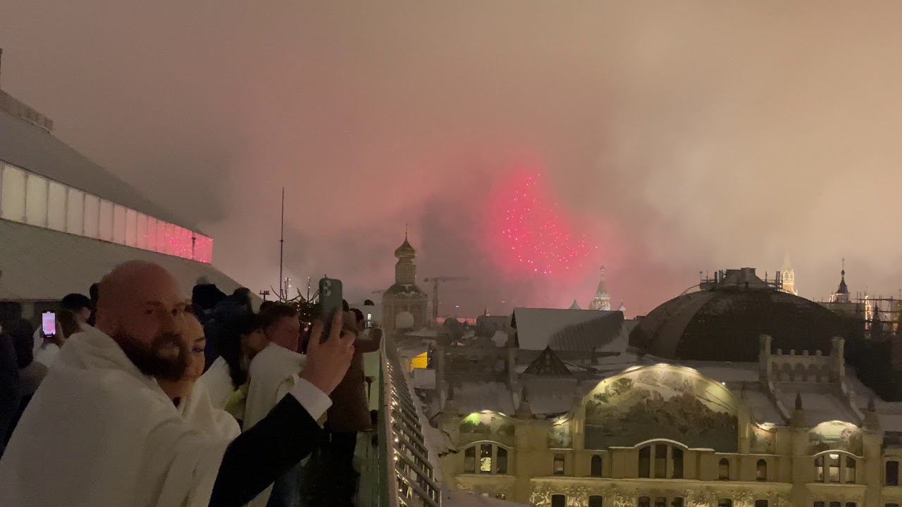 2021'in Moskova'daki Kremlin üzerindeki ana Yeni Yıl havai fişekleri.
