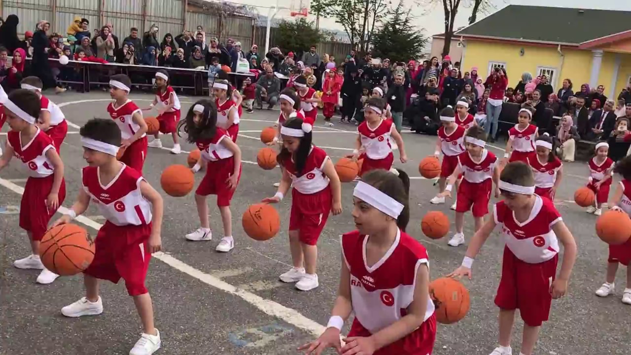 23 Nisan Basketbol Gösterisi 1. Sınıf (kids basketball show)