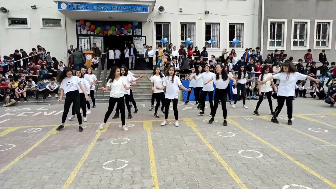23 Nisan Erik Dalı dans gösterisi. Tunca Uras Ortaokulu