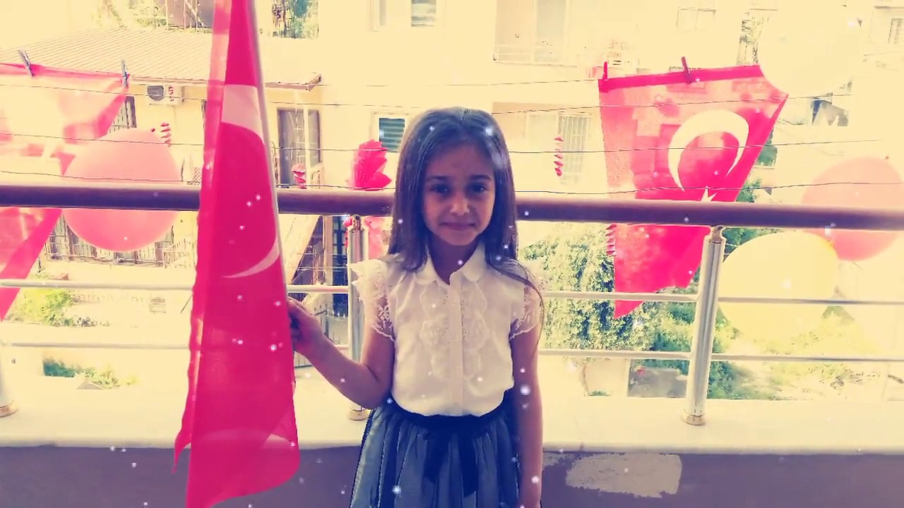 23 NİSAN da evde kendi imkanlarımızla balkonu süsledik ve 23 NİSAN kutlamalarında doyasıya eğlendik.
