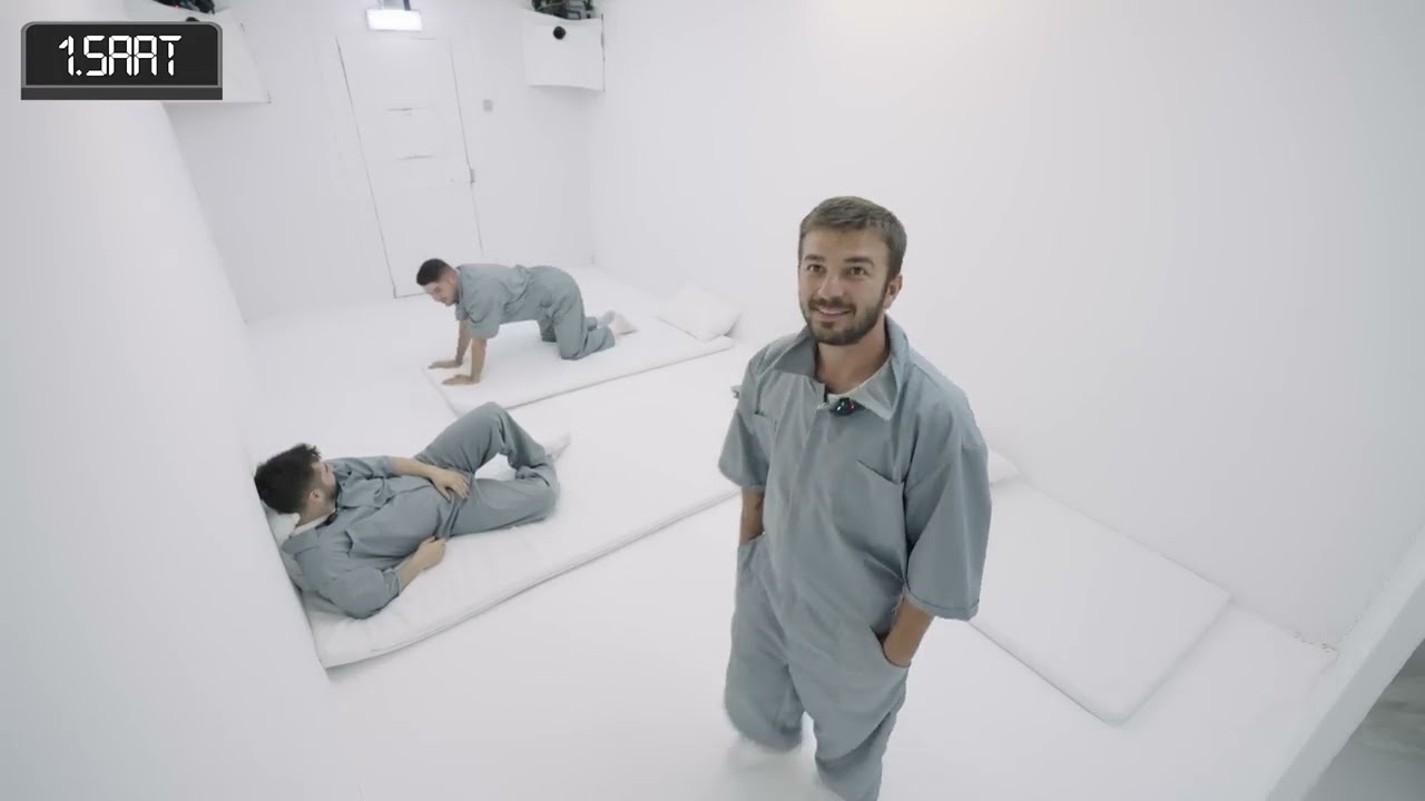 24 SAAT BEYAZ ODADA KALDIK