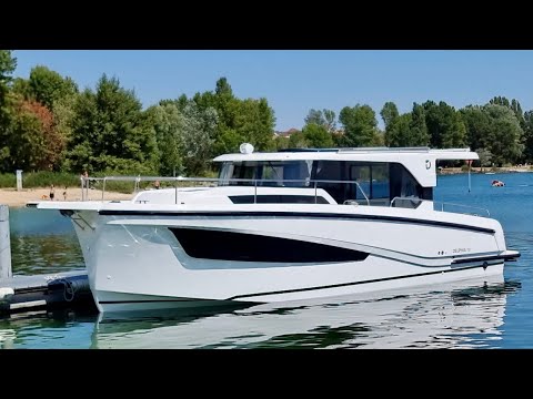 £285,000 Yacht Tour : Delphia 10 Sedan