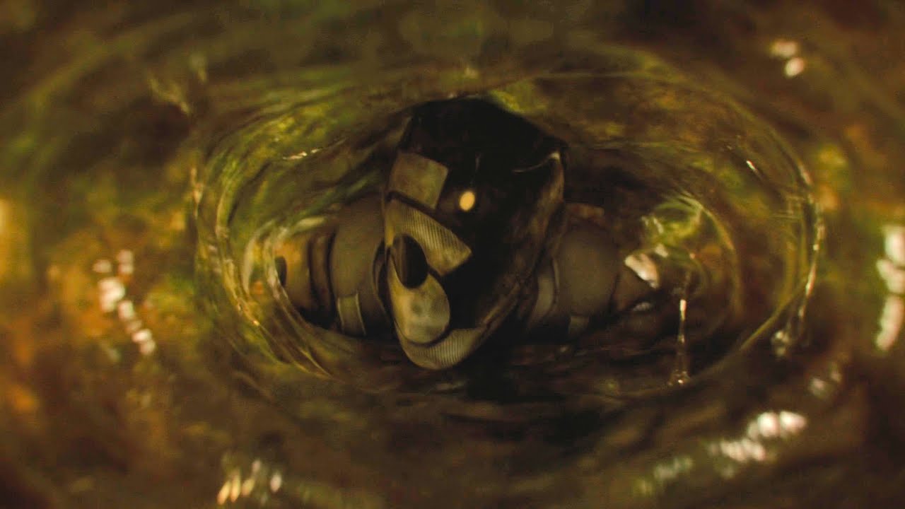 [4K] Alien centipede eats person (M S01E01)