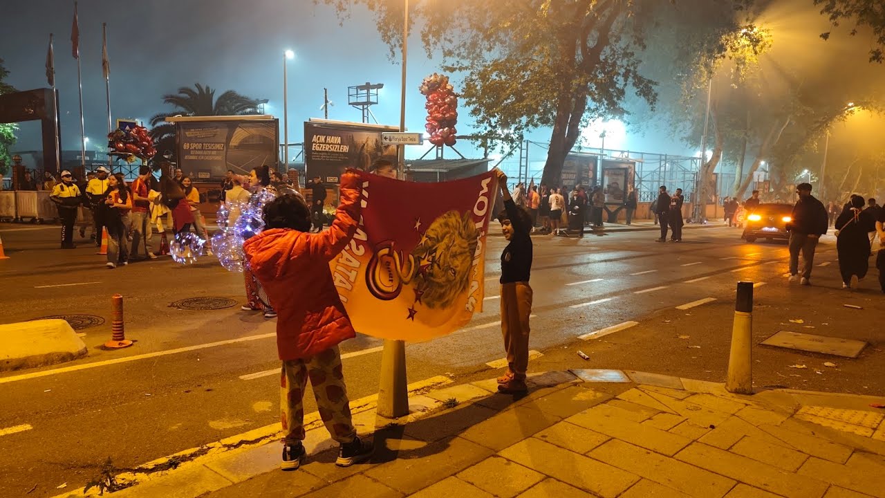 5 Yıldızlı Şampiyonluğa 5 Yıldızlı kutlama Onbinlerce taraftar Florya'ya akın etti #galatasaray