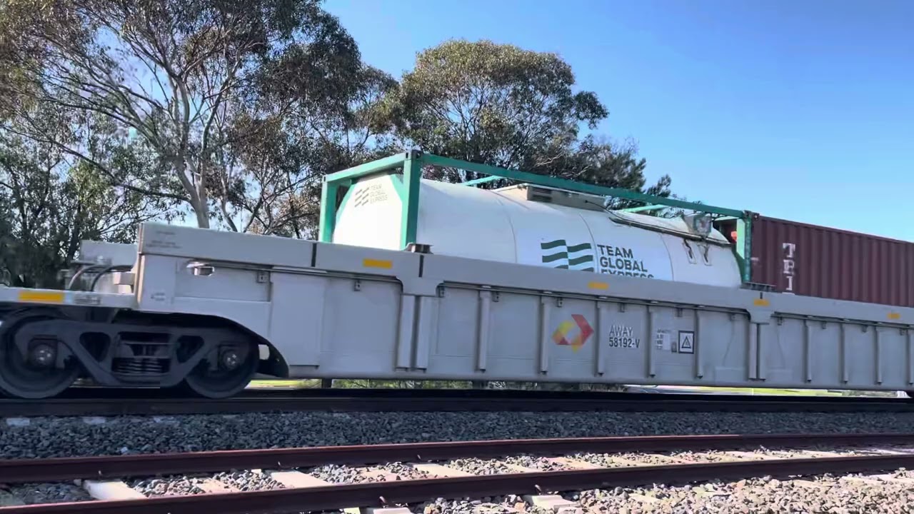 5XM1 with CLF5-ALF23- CLF6 approaching Kernot St crossing at Spotswood