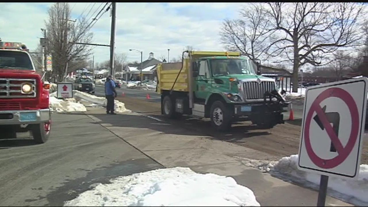 600 lbs of cooking oil spilled onto road in Feeding Hills