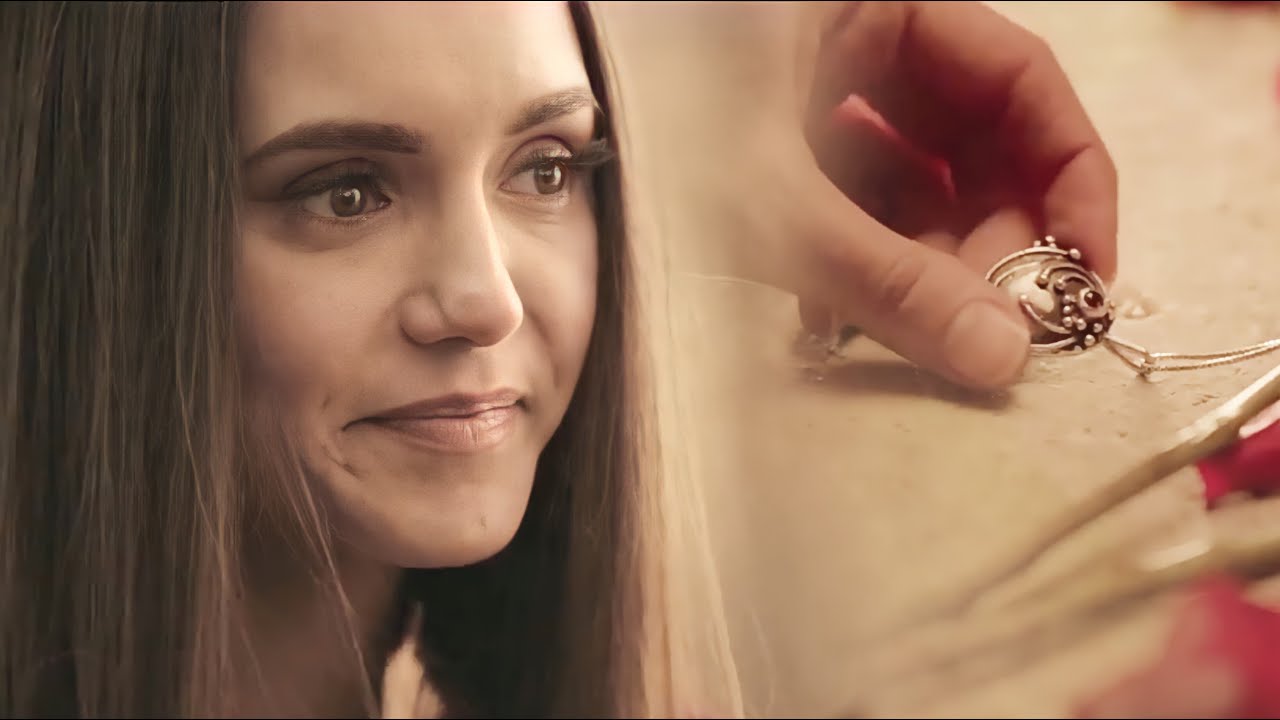 8x16 Silinen Stelena Sahnesi - Elena Stefan'ın Mezarına Kolyeyi Bırakıyor Vampir Günlükleri - TVD