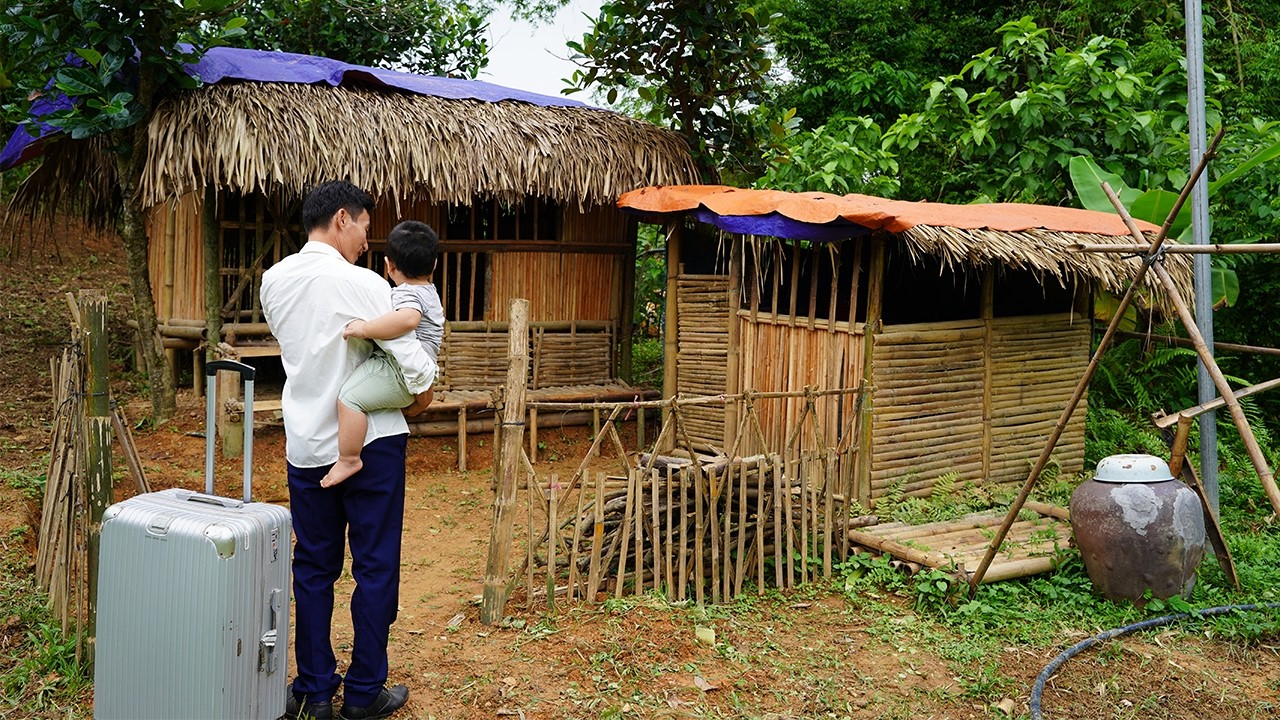 a father and his young son leave the city to build a new life in the countryside