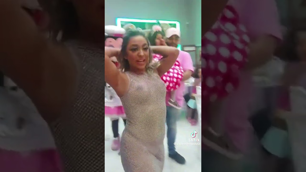 A mãe soltou a franga no niver do filho dançando funk em festa infantil #mãedancando #viralshort