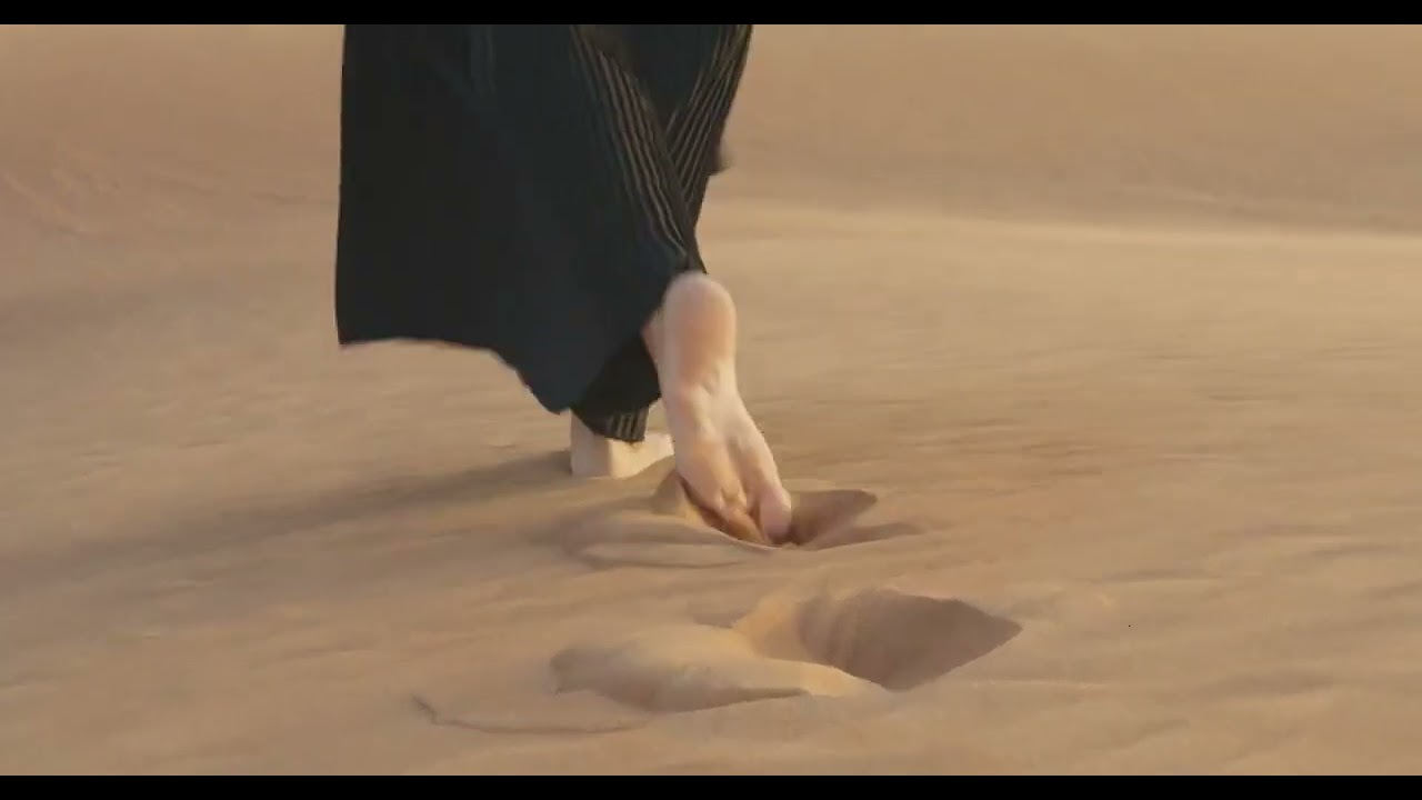 A muslim lady walking alone on arab desert#candidfeet #candidsoles #arabfeet #womenfeet #feet #soles