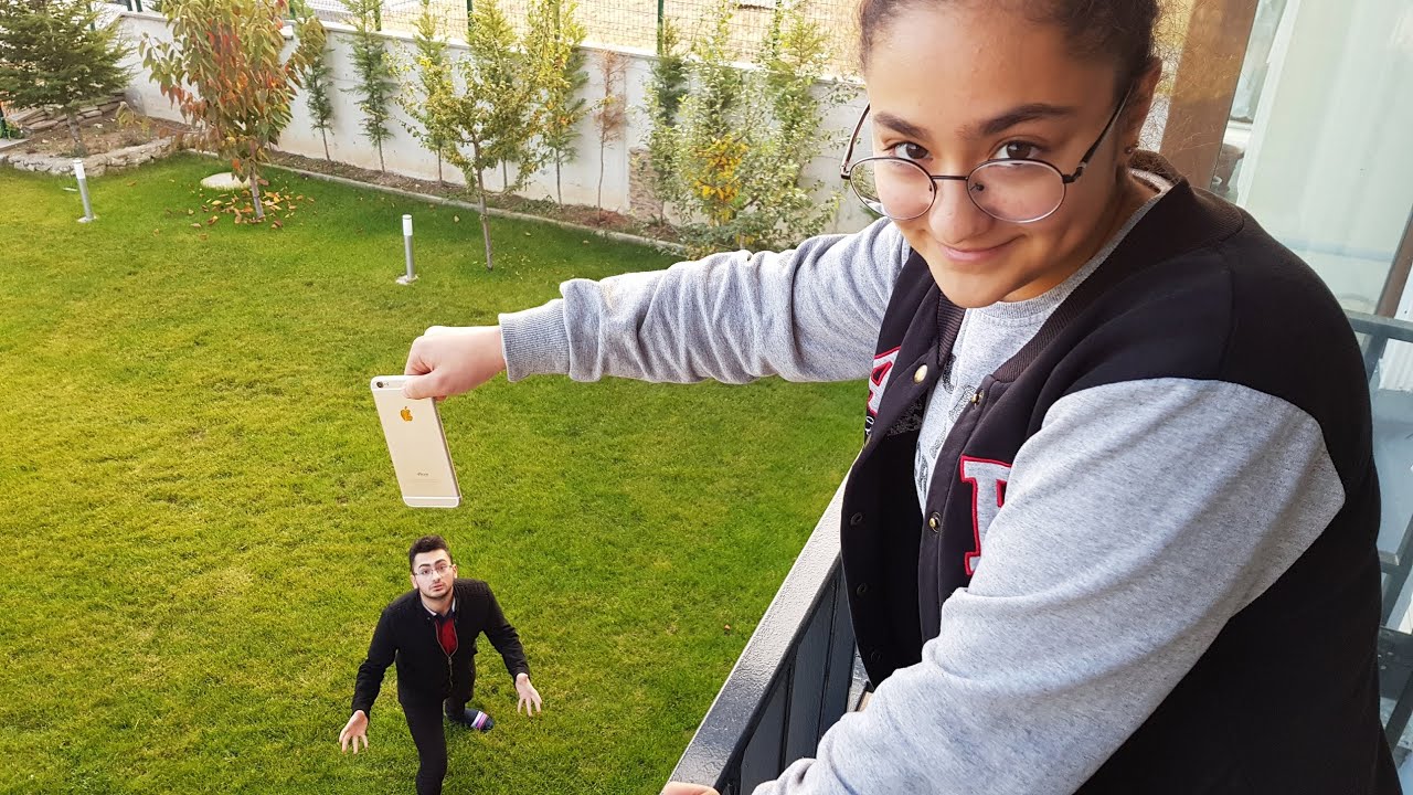 Abimin Iphone Telefonunu Balkondan Aşağı Attım