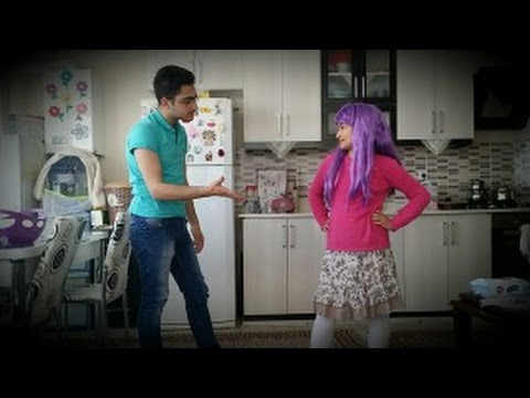 Abisinin Huyunu Bildiği Halde Kısa Etek Giyen Kız