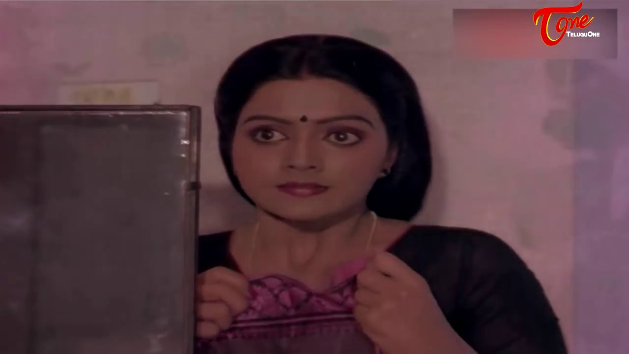 Actress Bhanupriya Saree Changing Scene || Best Romantic Scene of Tollywood #76