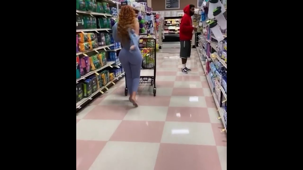 Actriz Porno Amanda Nicole se Desnuda en el Supermercado