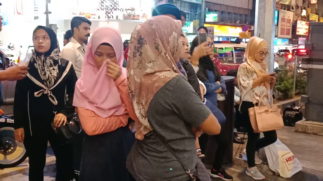 Ada awek di tepi tiang... Retmelo
