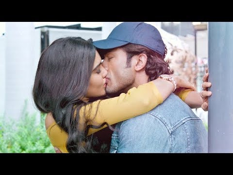 Adah Sharma and Esha Gupta All Hot Kissing Scenes in Commando 2