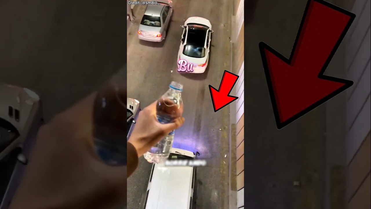 Adam Yolda Arabaların Üzerine Su Döküyor