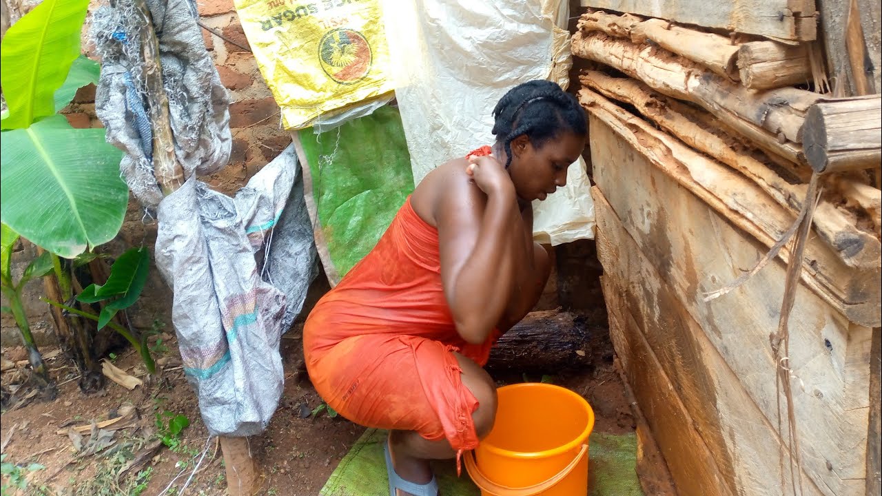 African Village life //Typical Village Outdoor bathing #villagelifevlog #shower