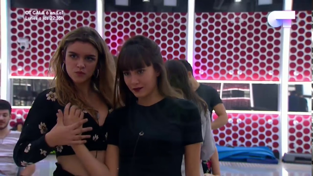 Aitana y Amaia se tocan las tetas mutuamente