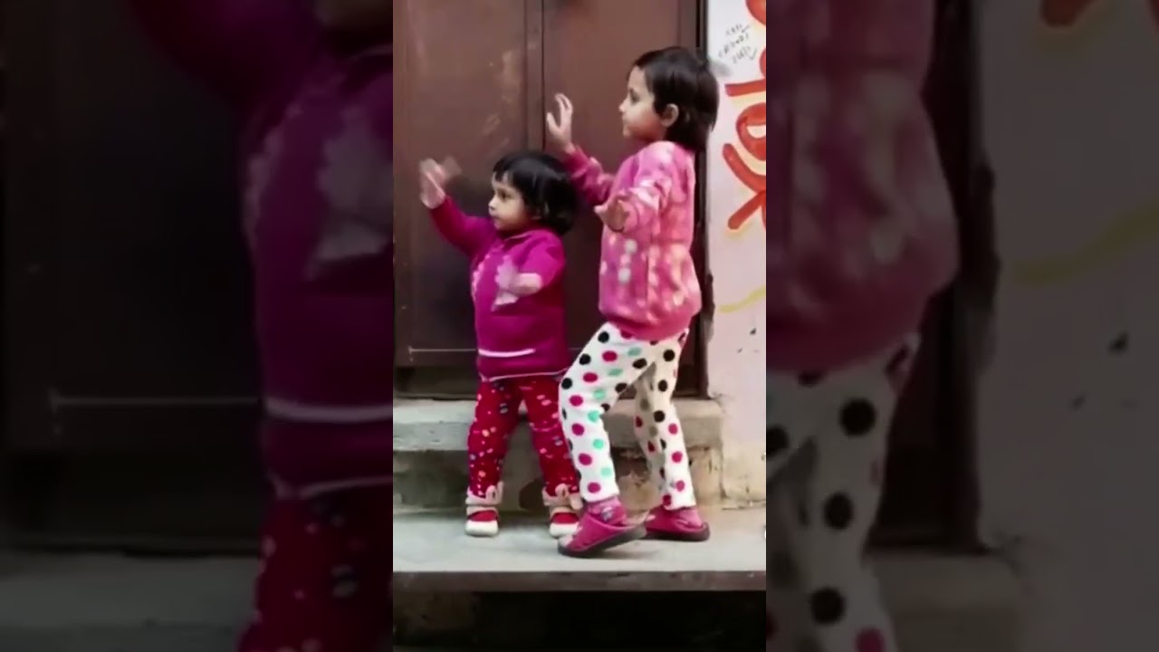 Akım olan dans eden iki kız
