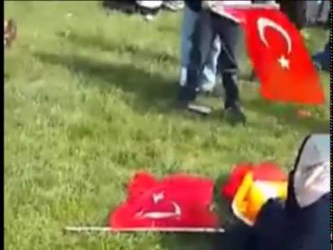 akp'liler, Maltepe mitinginde Türk Bayrağı'nın üstüne oturdular!