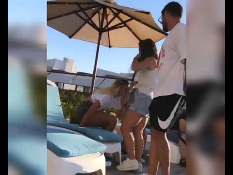 Alaçatı'da tatilde olan Aycan, Aşkım ve Burak birbirlerine havuz şakası yaptılar.