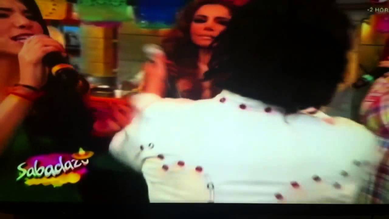 Aleida Nuñez se le sale una bubi en vivo
